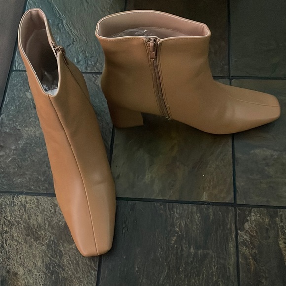 Journee Collection Haylinn Tan Zip up bootie- Tru Comfort Foam Insole- size 8.5 - Picture 2 of 13